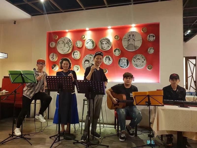 “老香港小鲜”每逢星期三晚上在餐馆里举行粤语经典金曲音乐会。（受访者提供）