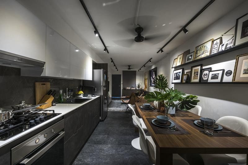 厨房、餐桌与客厅融为一体，又有各自的空间。
