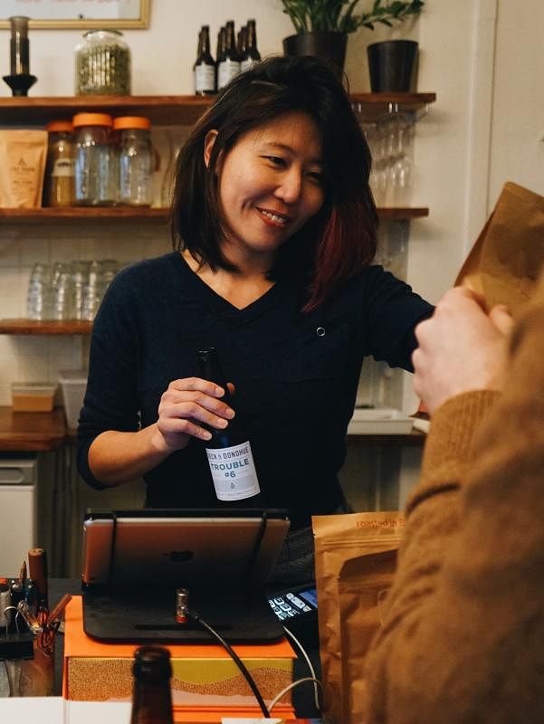 李颖佳两年前和朋友合资，在文化色彩丰富的巴黎蓝领区开咖啡店The Hood。