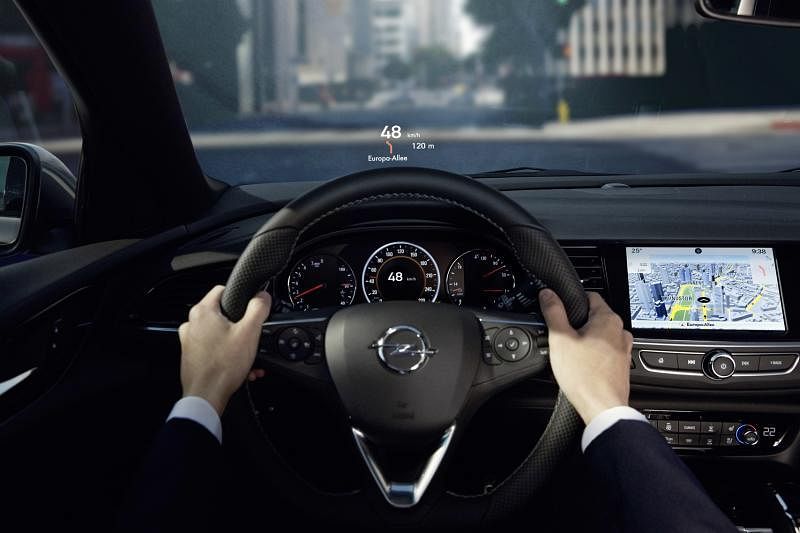 自动调节平视显示屏（HUD）除了能显示车速，也能显示公路标志、车速限制、碰撞警示、导航方向等多样化信息，非常便利、实用。