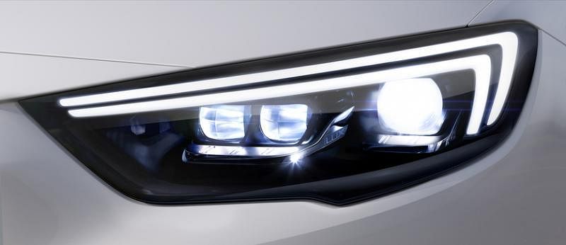 智能头灯IntelliLux LED车头灯比普通LED灯更亮，具备自动远近光灯切换，可主动侦测前方对向来车，能在夜间提供最远达40米照明范围，却又不影响前方车辆的驾驶视线。