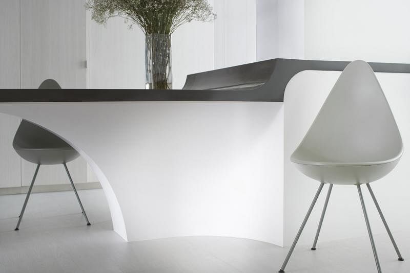 饭厅中，餐桌和椅子等家具采流线型设计。