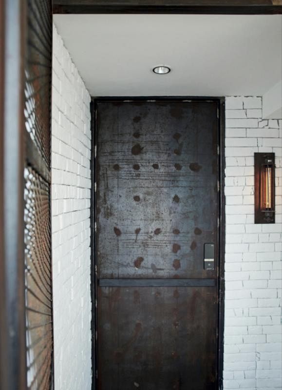 故意风化生锈的大门是这个单位最独特的设计。