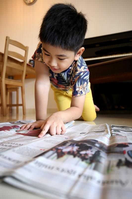 目前8岁的胡钲嵘两岁半时就能念出报纸的标题。