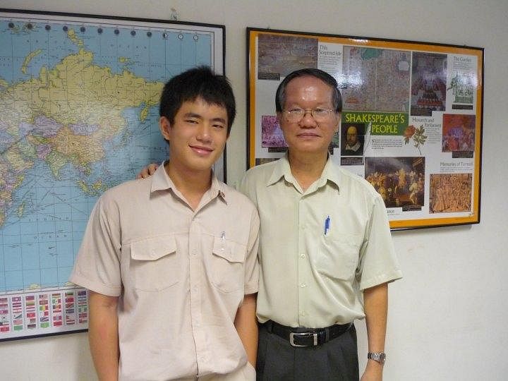 华侨中学毕业生吴宇轩与数学老师的合照。（受访者提供）