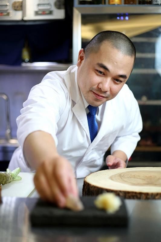 谭子龙来自马来西亚，现在主掌印度老板开设的日本餐馆。
