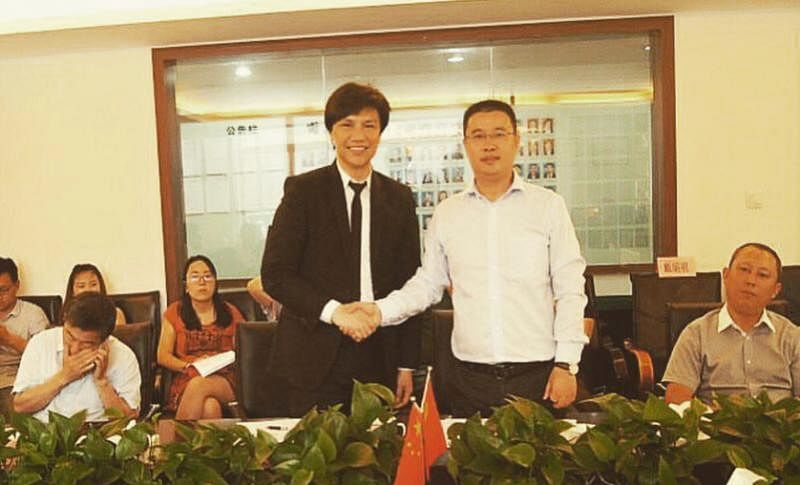 萧丁明（左）在南京成立律师事务所。（受访者提供）