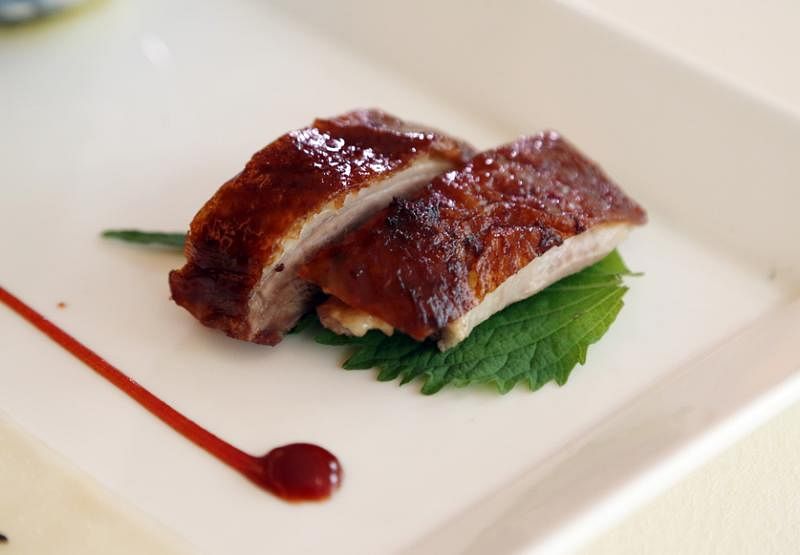 金牡丹中餐馆的招牌伦敦鸭，精致的摆盘设计，两道菜外观上接近。