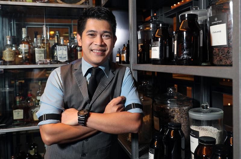 Manhattan的酒吧副经理兼调酒师卡洛斯认为，本地鸡尾酒文化取材世界各地，有独特国际观。（林泽锐摄）