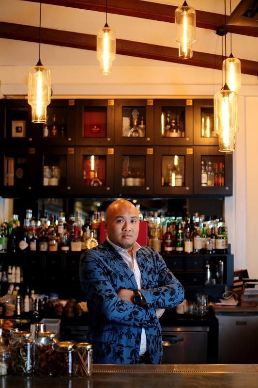 谢中耀认为，短短四年间，新加坡已成为亚洲鸡尾酒重镇。（龙国雄摄）