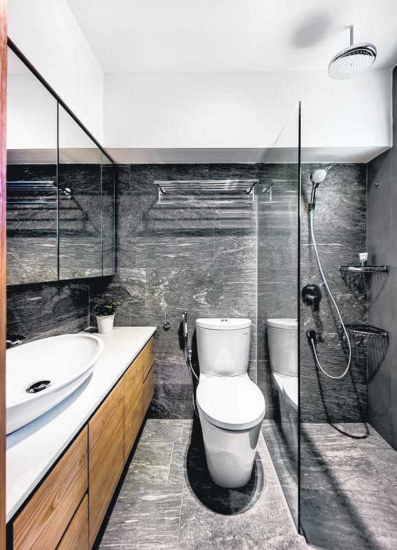 浴室的洗面盆为北欧风格，浴室墙壁像石块的墙砖营造出大自然的感觉。