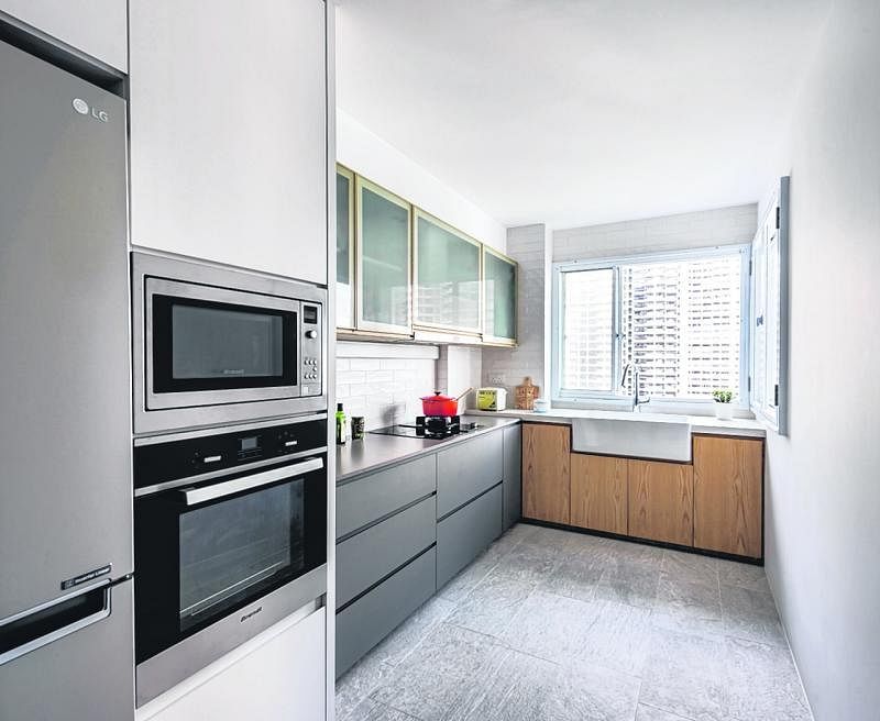 明亮的厨房整洁简单，采光足。厨房的橱柜加入地铁砖和木铜色的铁架，在视觉上更有层次。