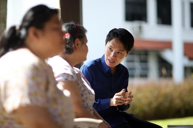 杨冠盛（右一）在心理卫生学院当了八年义工，长期住院者亲切地称呼他“Ah Seng”。（谢智扬摄）