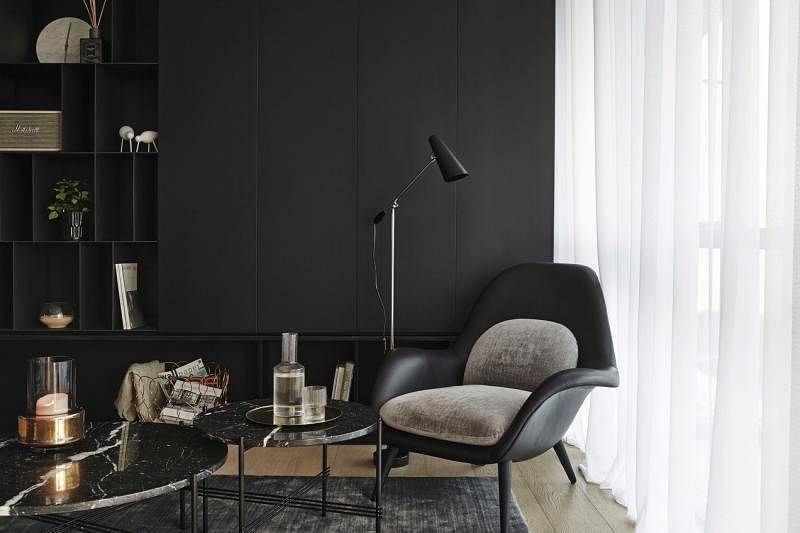 黑色构成主要设计元素，配予白色窗帘和灰色调的家具摆设。