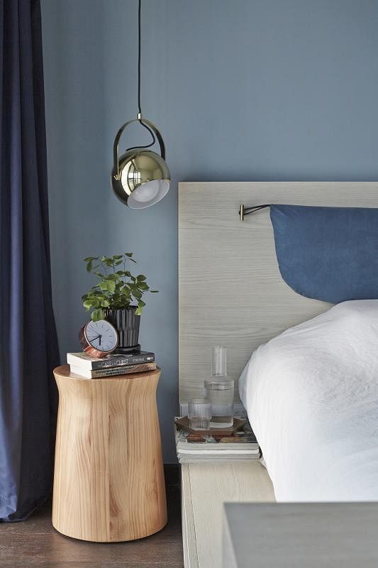卧房的主色调是蓝色，墙面与窗帘相呼应。