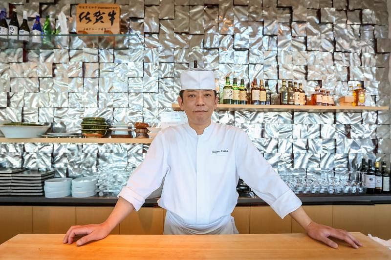 波心日本料理餐馆主厨秋叶重雄有30年日式料理经验。（徐颖荃摄）