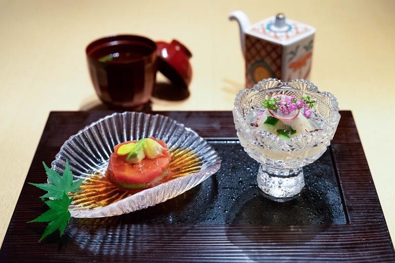鲔鱼和季节性平目鱼刺身的酱汁融入了日式高汤。（Nami提供）