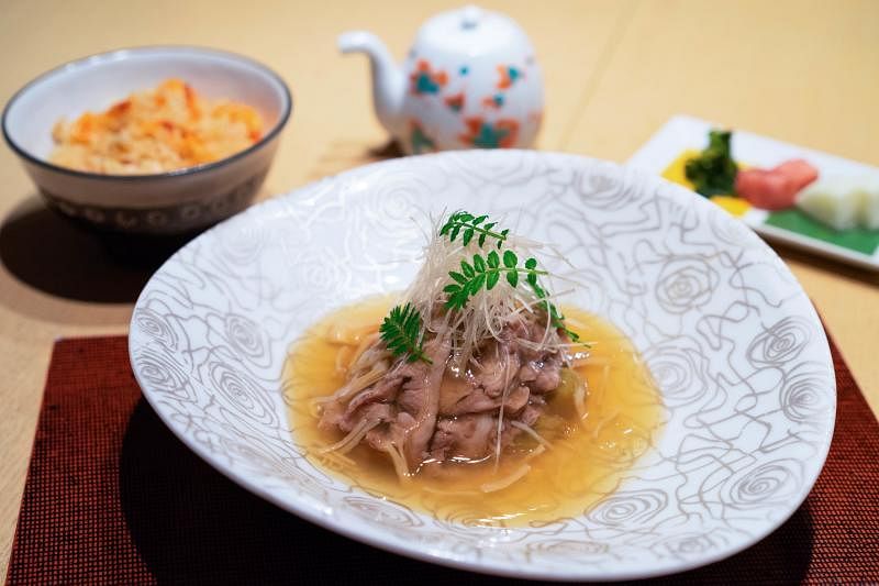 宫崎牛肉先以二番高汤、味醂、烧酒及酱油涮过。（Nami提供）