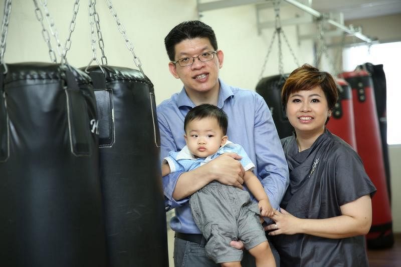 陈芳凌和丈夫刘列能等了多年， 终于能实实在在地拥抱儿子刘家圣。 （受访者提供）