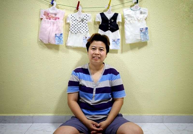 陈芳凌的怀孕过程充满荆棘，圆了当母亲的梦之后，她加入志愿团体，参与为早逝婴儿缝制天使礼服的工作。