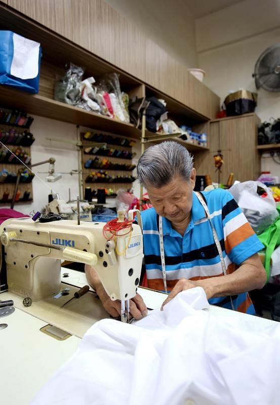 天生聋哑的王钦祥，当了一辈子裁缝，60年代赶上本地裁缝业的黄金期。75岁的他，经历裁缝业转型与太太病逝，如今，依然守着裁缝店，继续缝补人生的余晖。