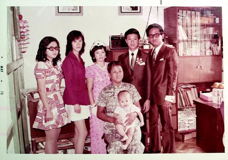 王钦祥与妻子（后排右二及三）结婚时和母亲及家人合照。