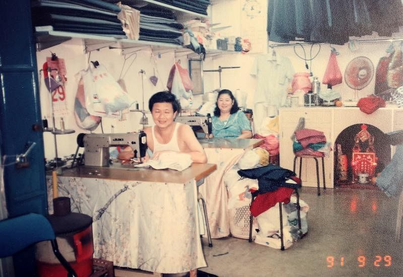 王钦祥和妻子在裁缝店里一起工作。