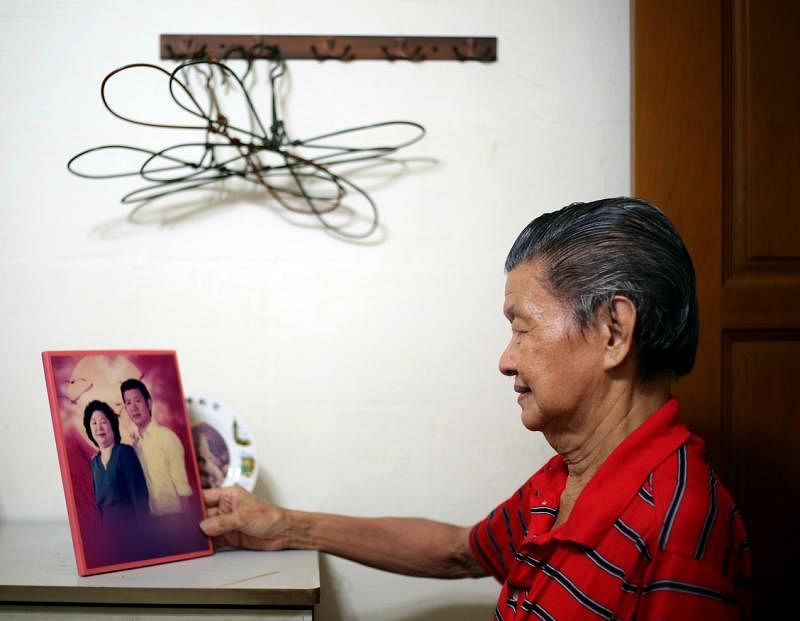 王钦祥在其中一间房摆放和太太的合照，思念之情溢于言表。