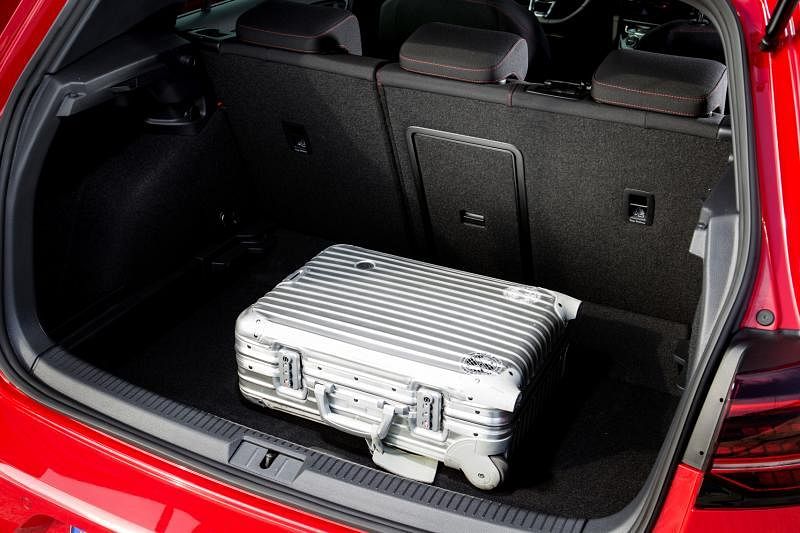 新一代的Golf系列行李厢空间不小，有380升容量。