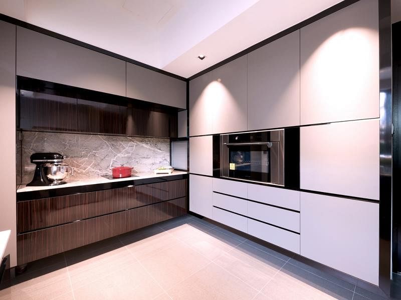 简单亮丽的厨房也设计了齐整悦目的橱柜。