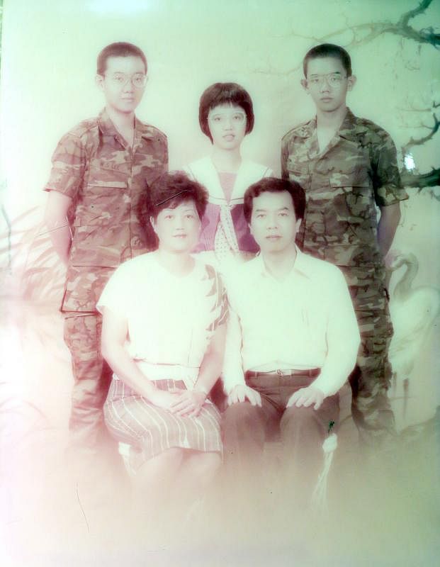 服役时的李伟菘（左）和李偲菘，他们有个小七岁的妹妹。（李家提供）