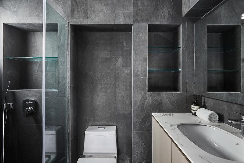 以深灰色砖瓦作为主色的浴室带有浓厚的现代工业感。