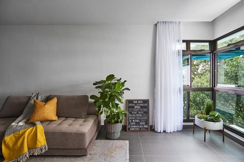 客厅一角的家具摆设与落地窗保持距离，打造视感舒适的空间。