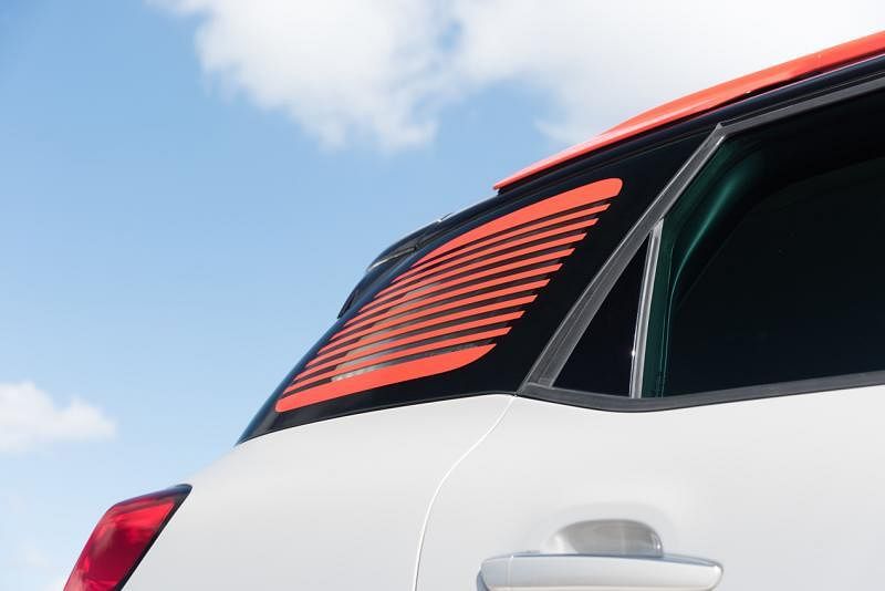 颜色搭配A柱到D柱采用全黑配色，营造出悬浮式车顶，车主可在C和D柱（后面两车柱）之间的玻璃窗选择喜欢的颜色条纹。