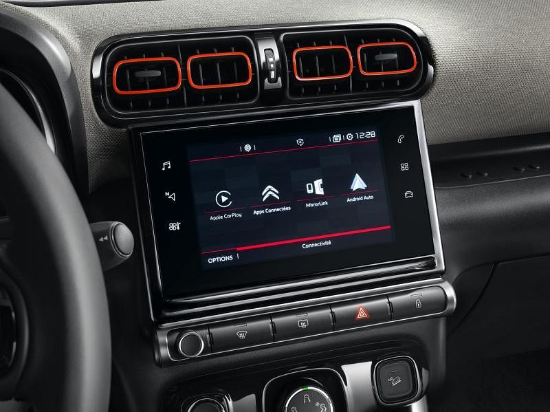 7英寸中控触屏支持苹果CarPlay、安卓Auto和MirrorLink。