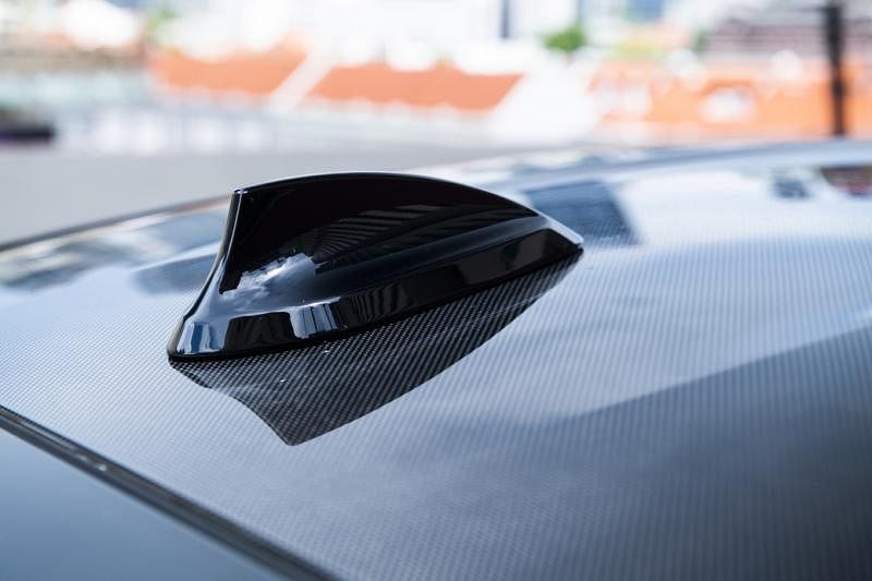 作为智能轻量化设计概念的一部分，用碳纤维增强复合材料（CFRP）制成的M碳纤维车顶有助于减轻车子重量，提升驾驶动态性。