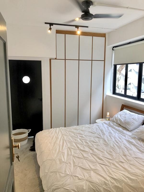 单位内的木制家具，如衣柜，都以白色作为主要底色，另加木色框边，营造极简特色。