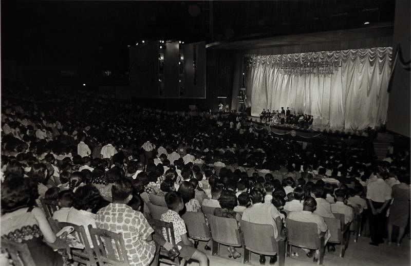 1963年8月8日，为配合东南亚文化节举行，还没来得及盖上屋顶的国家剧场举行隆重的开幕仪式。