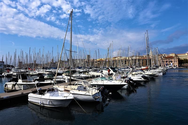 马赛老港区海港泊了好几百艘小游艇。