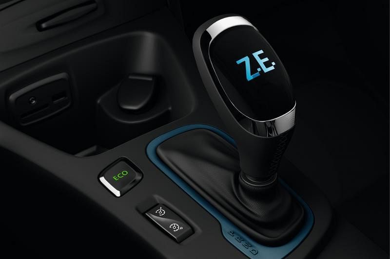 换挡杆上面的ZE代表“ Zero Emission” （零排放）。