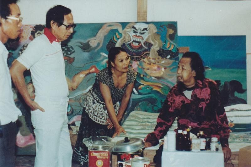 徐清华（左二）1983年到峇厘岛探访古纳万（右一）。