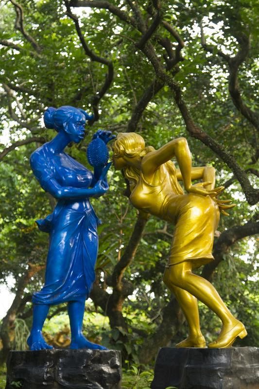 从古纳万《榴梿小贩》画作延伸的雕塑，置于徐清华住家花园。