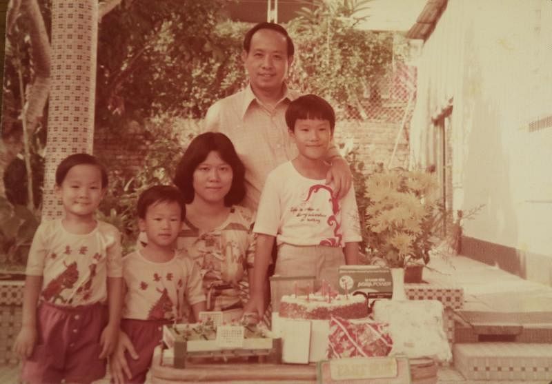 1976年，哥哥何国申（右一）8岁生日，一家和乐融融。（受访者提供）