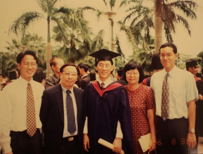 1996年，何国元（右三）从新加坡国立大学医学院毕业，全家观礼同庆。（受访者提供）