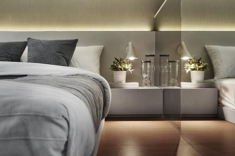 二楼小套房放置双人床作为客房使用，镜面玻璃让空间显得较宽敞。