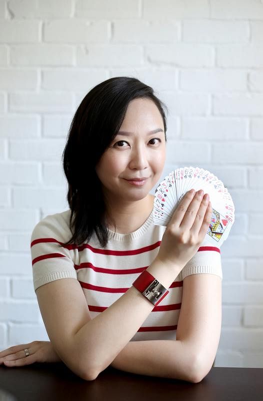 蔡嬣曾经是本地唯一专业女魔术师，现在是一名作家。