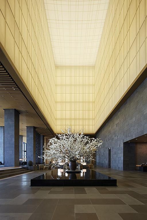 东京安缦利用大量的光线搭配，经典日式材料如樟木、和纸及山石的运用，配合现代科技，打造出明暗互动。（互联网）