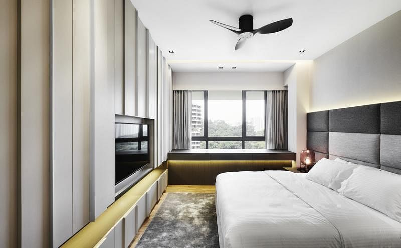 卧室装饰墙板呼应客厅的凹凸风格，但选用柔和的浅色系。