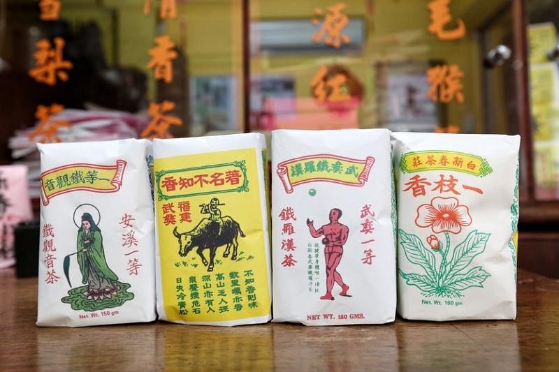 白新春茶庄售卖的四两纸包装拼配茶（左起）“一等铁观音”“著名不知香”“武彝铁罗汉”“一枝香”。