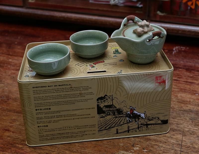 参与“早报文创空间”的读者将获赠一份白新春铁茶盒作纪念。